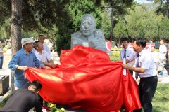 赵树理纪念雕像：一位文学巨匠的永恒颂歌